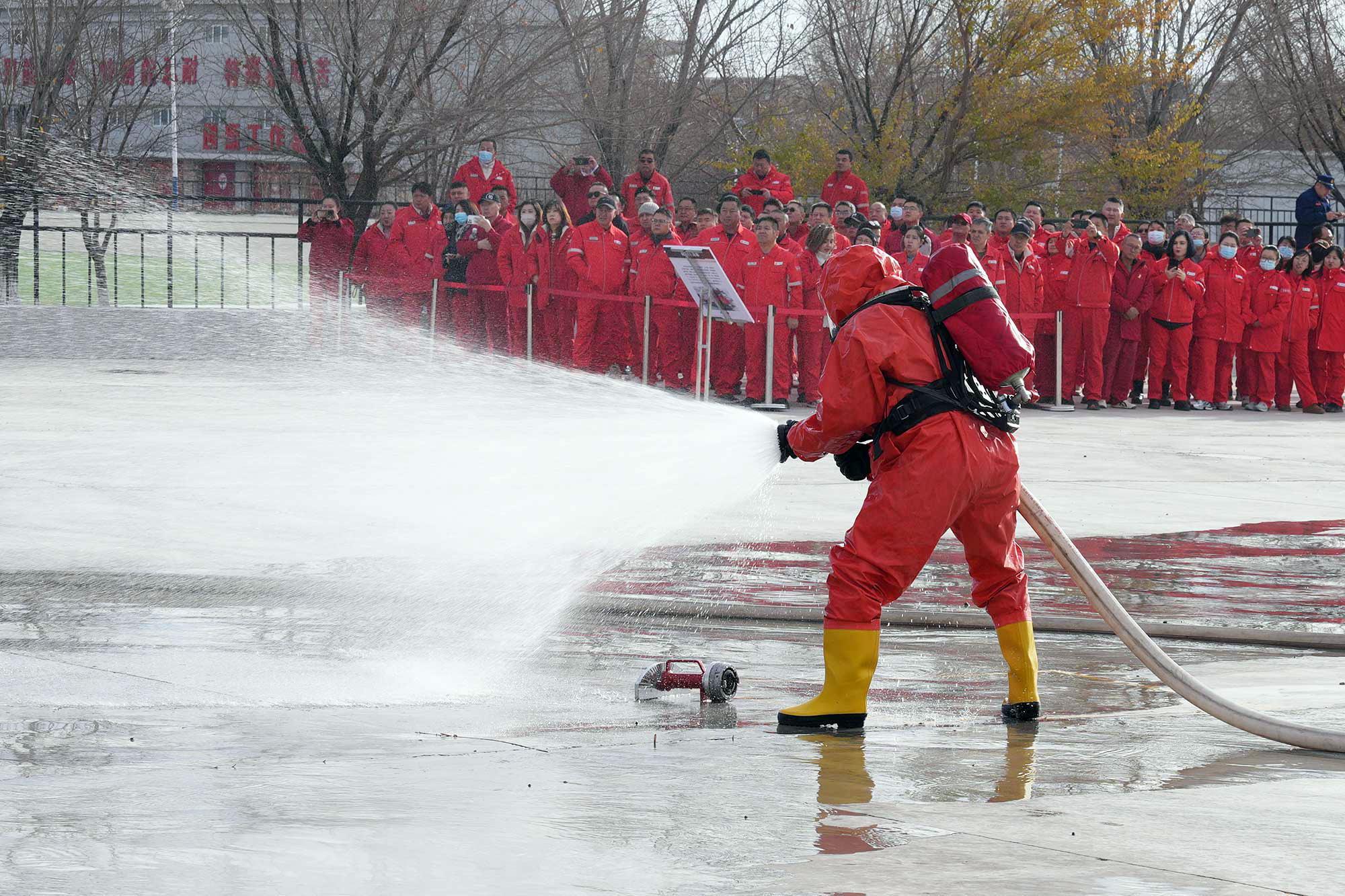 新疆油田公司开展消防体验日活动 真火淬炼 防患未“燃”